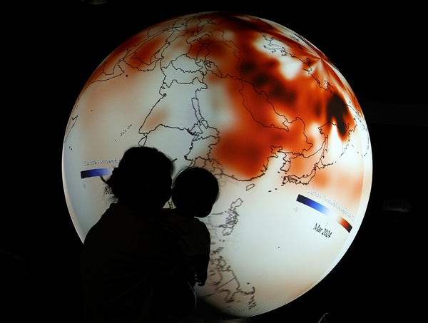 지난 4월 28일 대구 달성군 국립대구과학관을 찾은 시민들이 올해 기후 예상을 보여주는 SOS(Science On a Sphere) 시스템을 살펴보고 있다. 2024.4.28