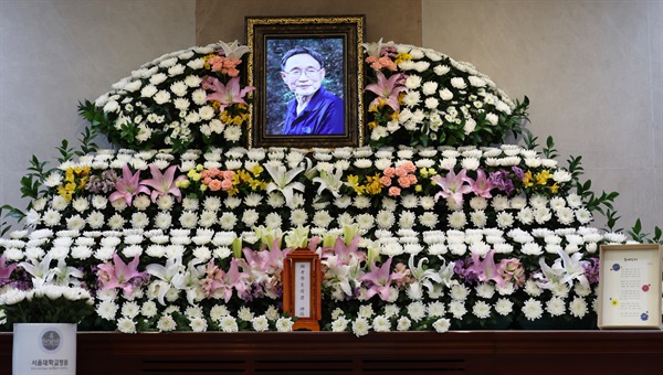 5월 22일 서울 종로구 서울대병원 장례식장에 민중시인 신경림 씨의 빈소가 마련돼 있다.  