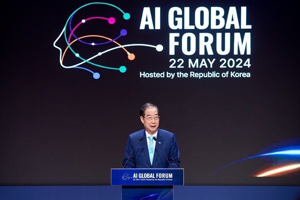 한덕수 국무총리가 22일 오전 서울 성북구 한국과학기술연구원(KIST)에서 열린 'AI 글로벌 포럼 개회식' 에서 축사를 하고 있다.