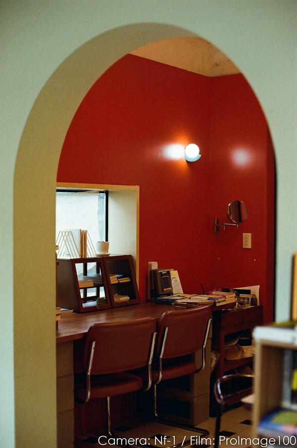 안쪽 공간 책방과 연결되어있지만 카페 공간으로 분류되어있기도 하다. 마치 육지의 일부인 섬처럼.