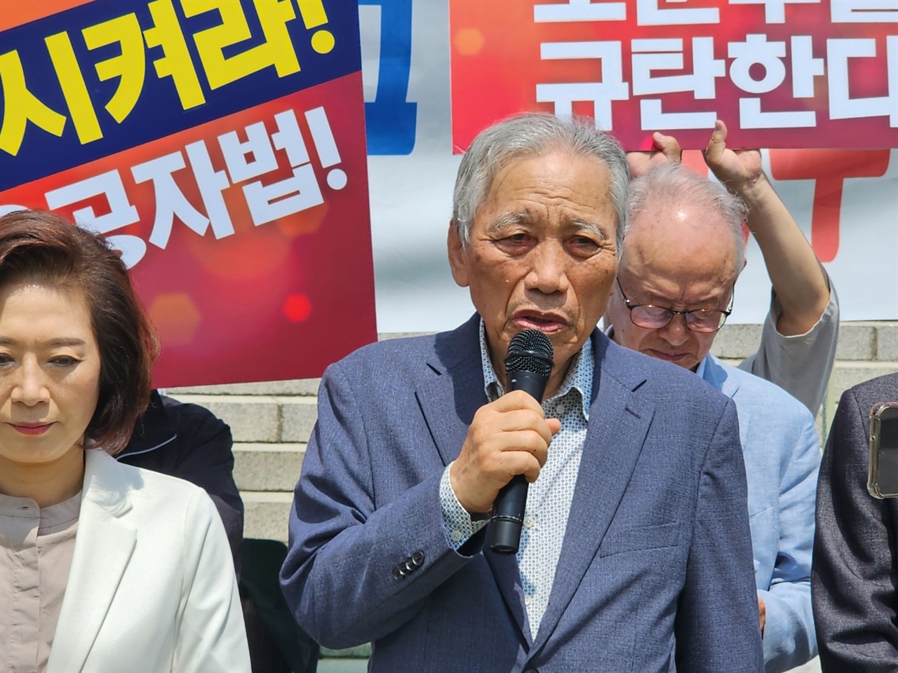 국회 본청 앞 계단에서 열린 릴레이 기자회견에서 박석무 다산연구소 이사장이 인사말을 하고 있다.