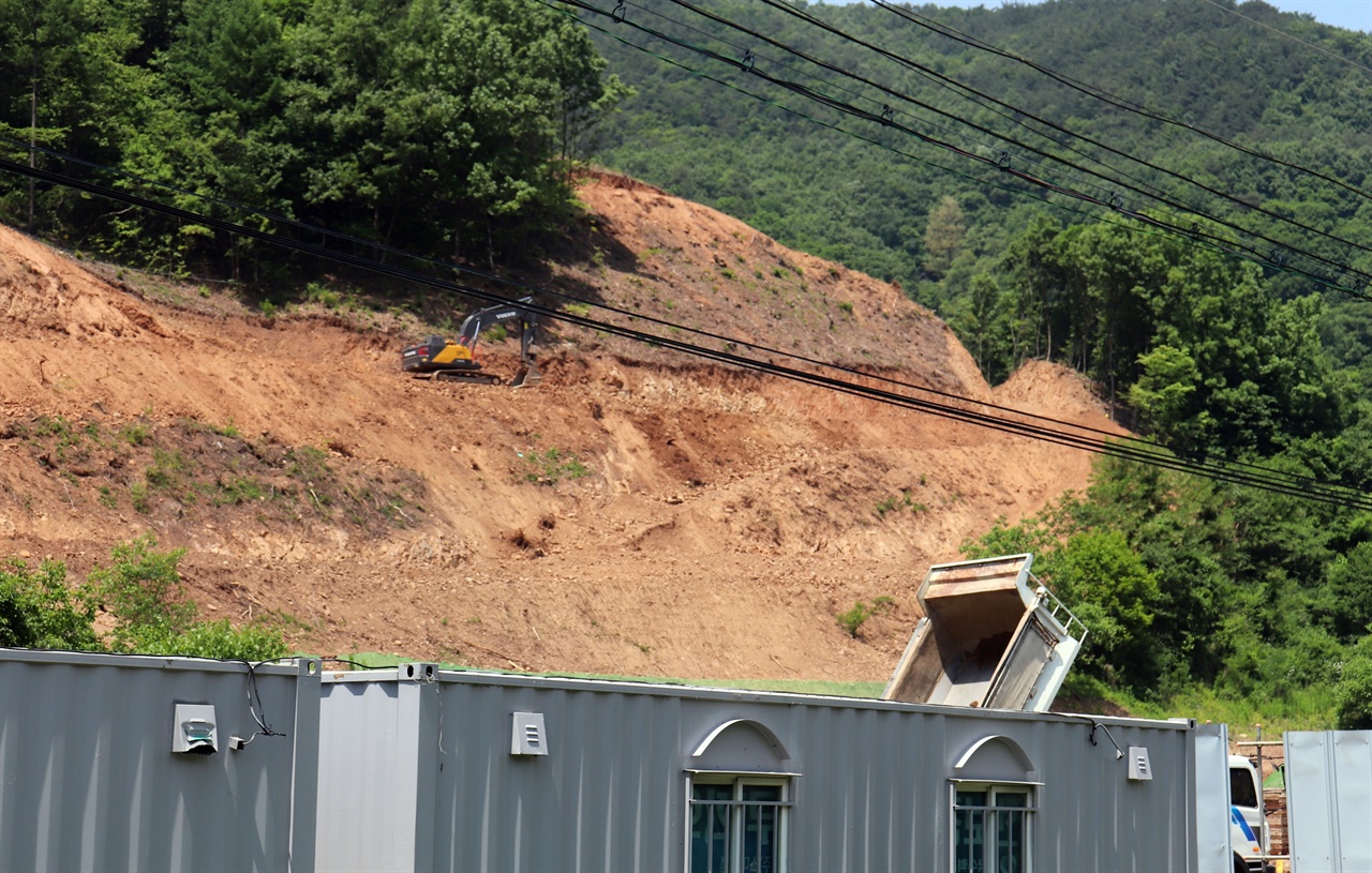 한수원 측이 22일, 영동양수발전소 건설사무소와 이설도로 개설 공사를 벌이고 있다.