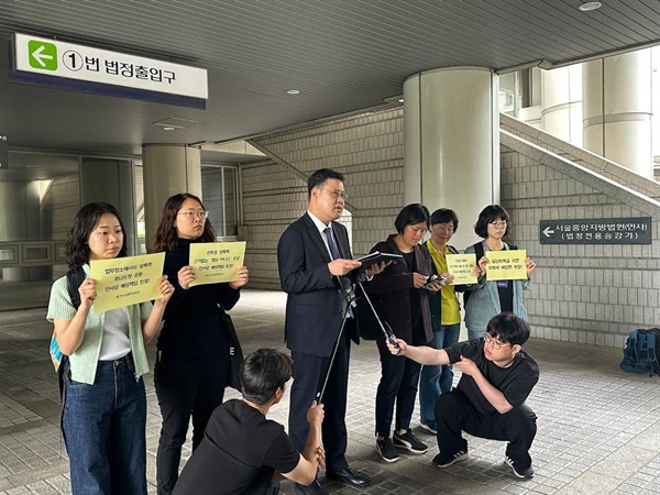 한국성폭력상담소 활동가들이 24일 오전 안희정 전 충남도지사 성폭력 사건 민사 1심 선고가 끝나고 법원 앞에서 손피켓을 들고 있다.