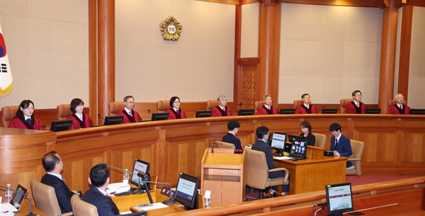 지난 5월 8일 이종석 헌법재판소장(왼쪽 네번째)를 비롯한 헌법재판관들이 서울 종로구 헌법재판소 대심판정에서 열린 '이정섭 검사 탄핵 사건 변론기일'에서 자리에 앉아있다
