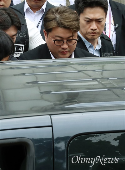 음주 뺑소니 혐의를 받고 있는 가수 김호중이 24일 오후 서울 서초구 서울중앙지방법원에서 열린 영장실질심사(구속 전 피의자심문)를 마친 뒤 법원을 나서고 있다.