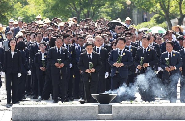  김동연 경기도지사가 23일 오후 경남 김해 봉하마을에서 열린 고(故) 노무현 전 대통령 15주기 추도식에서 노 전 대통령의 묘역에 분향하고 있다.