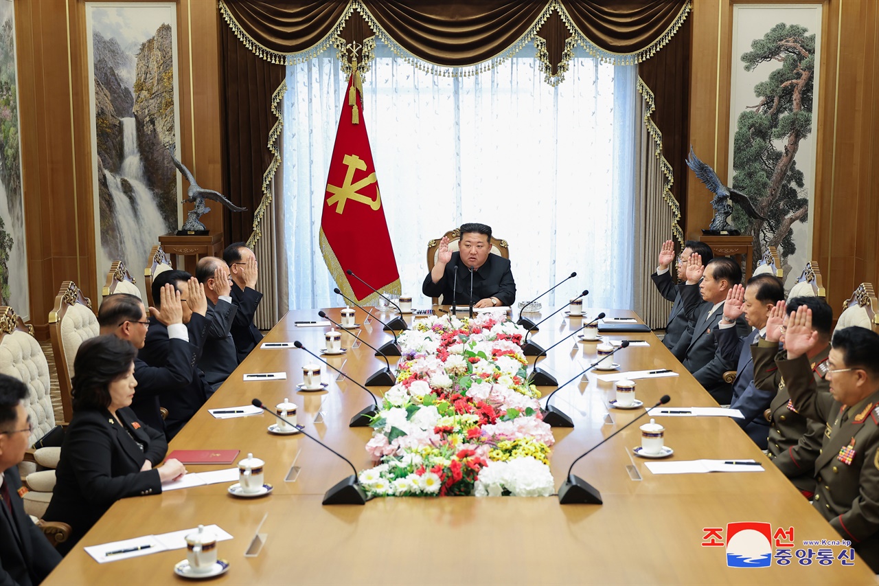 북한 조선중앙통신은 김정은 국무위원장이 참석하여 24일 조선로동당 중앙위원회 제8기 제20차 정치국회의를 주재했다고 25일 보도했다. 정치국회의에서는 6월하순 당중앙위원회 제8기 제10차 전원회의를 소집할데 대한 결정서를 전원찬성으로 채택했다. 2024.5.25