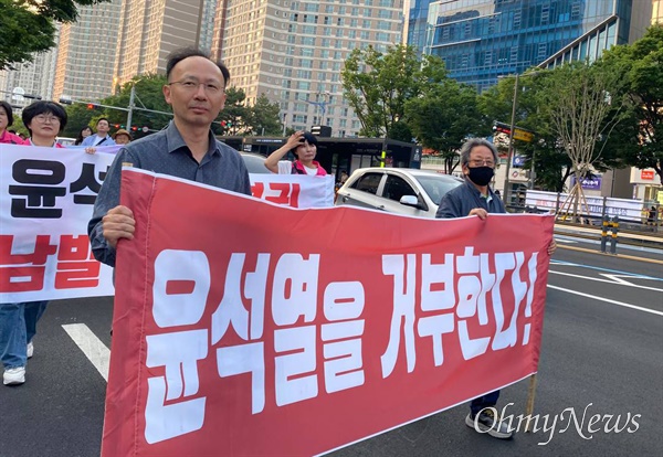  창원진보연합은 24일 저녁 창원 용호문화거리 앞에서 상남 분수광장까지 ‘윤석열 퇴진 촛불행진’을 벌였다.