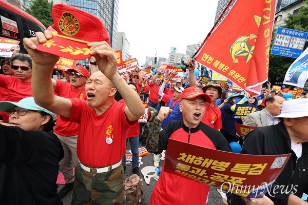 해병대 예비역들이 25일 오후 서울역과 숭례문 사이에서 열린 야당-시민사회 공동 ‘채 상병 특검법 거부 규탄 및 통과 촉구 범국민대회’에 참석하고 있다.