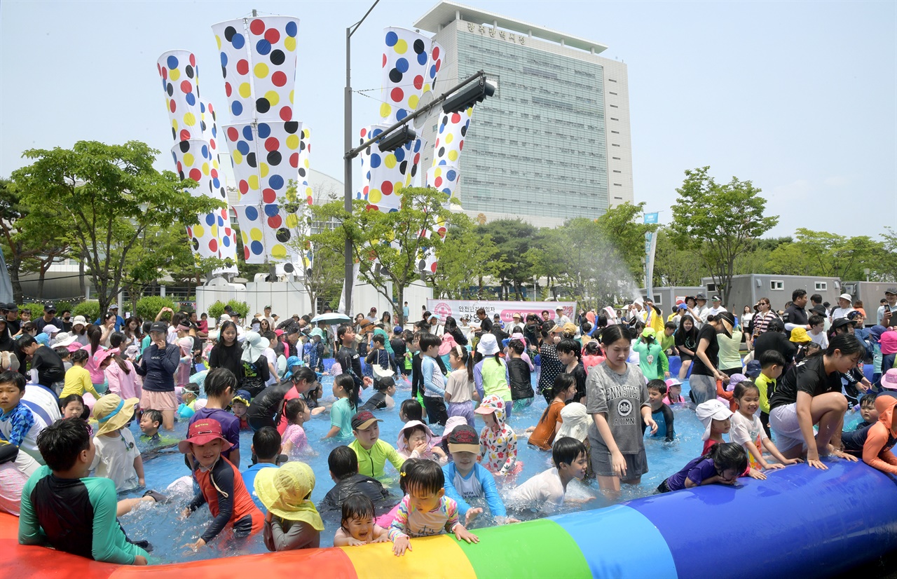 '제59회 광주시민의 날'인 25일 광주광역시청 앞 광장에 설치된 워터월드에서 어린이들이 물놀이를 즐기고 있다.