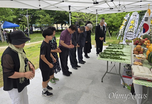 한국전쟁 전후 진주민간인 피학살자 유족회는 25일 오후 진주시 초전동 추모탑 앞에서 합동위령제-추모식을 열었다.