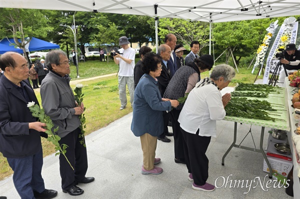 한국전쟁 전후 진주민간인 피학살자 유족회는 25일 오후 진주시 초전동 추모탑 앞에서 합동위령제-추모식을 열었다.