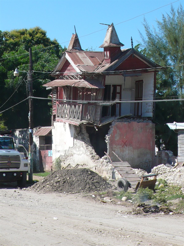 아이티 대지진으로 일부가 무너져내진 집이 위태 위태하게 서있다.