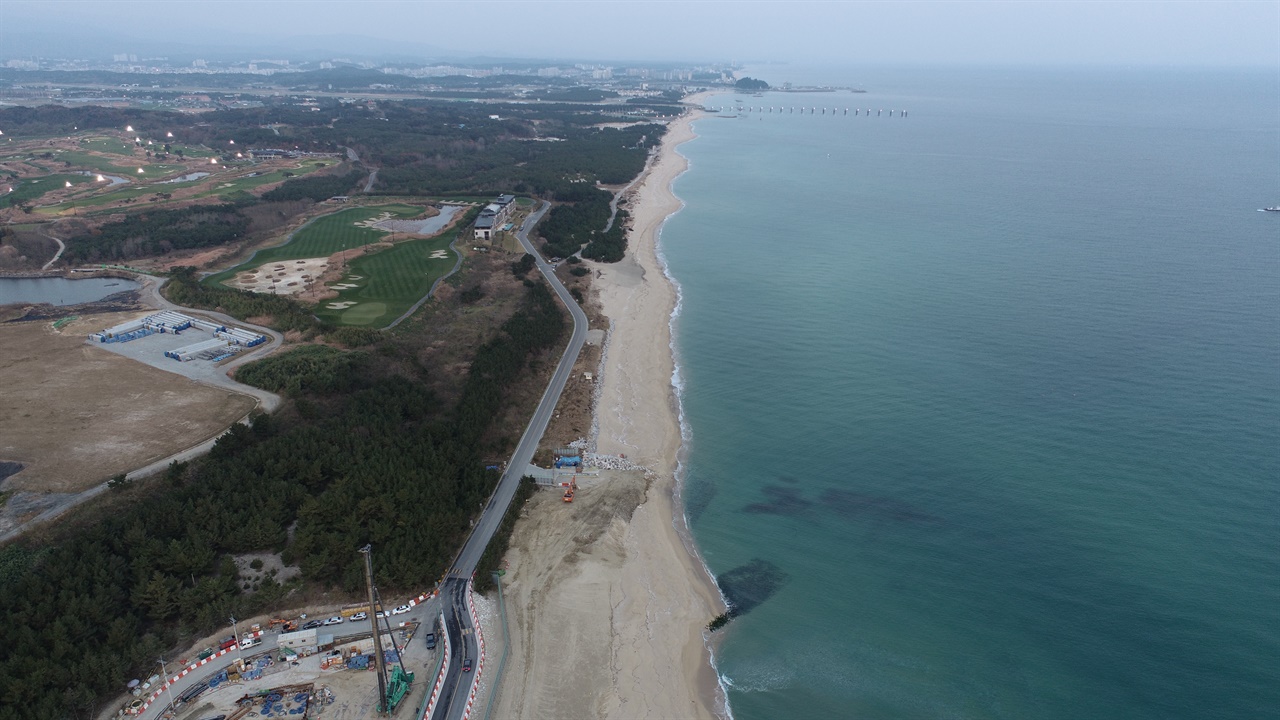 염전해변 해안사구와 함께 남항진 해변까지 연안침식이 없이 평형을 유지한 해수욕장(2020/11)