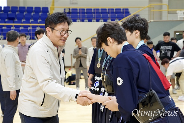 도성훈 인천시교육감은 5월 25일부터 28일까지 전라남도 일대에서 열리는 제53회 전국소년체육대회 현장을 찾아 인천선수단을 격려했다.