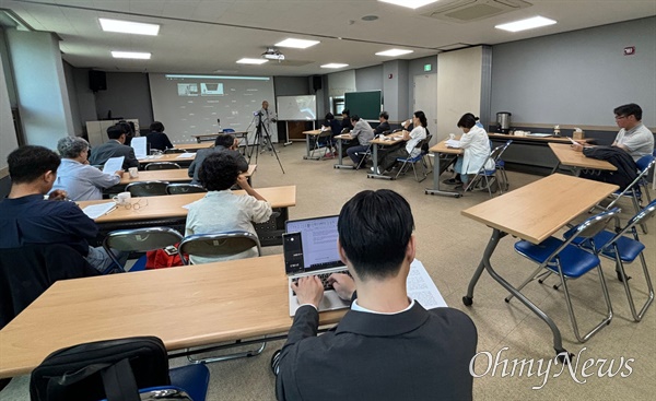  28일 도정 스님이 '무속 의존, 팬덤·혐오 정치는 왜 일어나는가'라는 주제로 강연하고 있다.