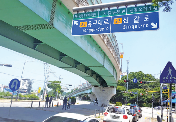  기흥구 신갈동 일대는 고가도로가 하늘 풍경을 막는다. 신갈오거리에서 용인운전면허장으로 가는 길목에 설치된 고가도로.