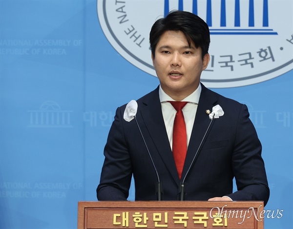 김근태 국민의힘 의원이 28일 오전 서울 여의도 국회 소통관에서 기자회견을 열어 채 해병(상병) 특검법에 찬성 투표를 하겠다고 입장을 밝히고 있다.