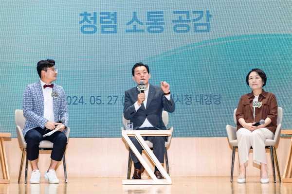  이재준 수원특례시장이 27일 수원시청 대강당에서 열린 '2024 시장님과 함께하는 청렴 토크콘서트'에서 MZ세대 공무원들과 대화하고 있다.