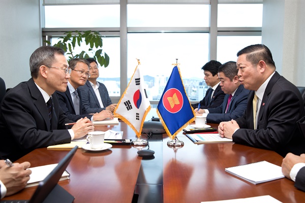  이종호 과학기술정보통신부 장관이 28일 오후 서울 중구 서울중앙우체국에서 까으 끔 후은(Dr. Kao Kim Hourn) 아세안 사무총장과 면담하고 있다.