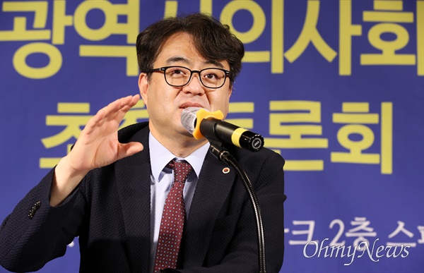  이상호 대구시의사회 수석부회장이 29일 오전 아시아포럼21 초청 토론회에서 정부의 의대 정원 증원을 강하게 비판했다.