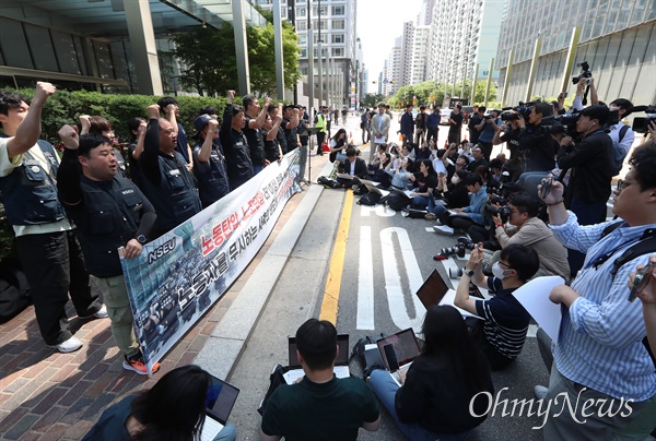 삼성전자노조, 파업선언! 삼성전자노조가 29일 오전 서울 서초구 삼성전자 서초사옥 앞에서 '본격 입장 선언 기자회견'을 열었다. 노조는 "'서초에서 반려했다'라는 일방적인 통보로 인해 교섭이 결렬되었고, 삼성전자 창사 이후 최초로 합법적인 쟁의권을 확보했다"며 "대화로 사측과 해결하기 위해 노력하였으나, 사측은 여전히 노동조합을 무시하고 직원들과의 소통을 거부하고 있다"고 주장했다. 이어 이들은 "3차례 평화적인 문화행사로 조합원들의 목소리를 내었음에도 불구하고, 사측의 태도는 변함이 없다"며 파업을 선언했다. 