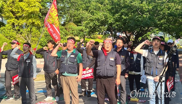  민주노총 민주일반연맹 (경남)일반노조 창원시지부는 29일 오후 창원시청 사거리에서 “원청교섭 승리 총력 결의대회”를 열었다.