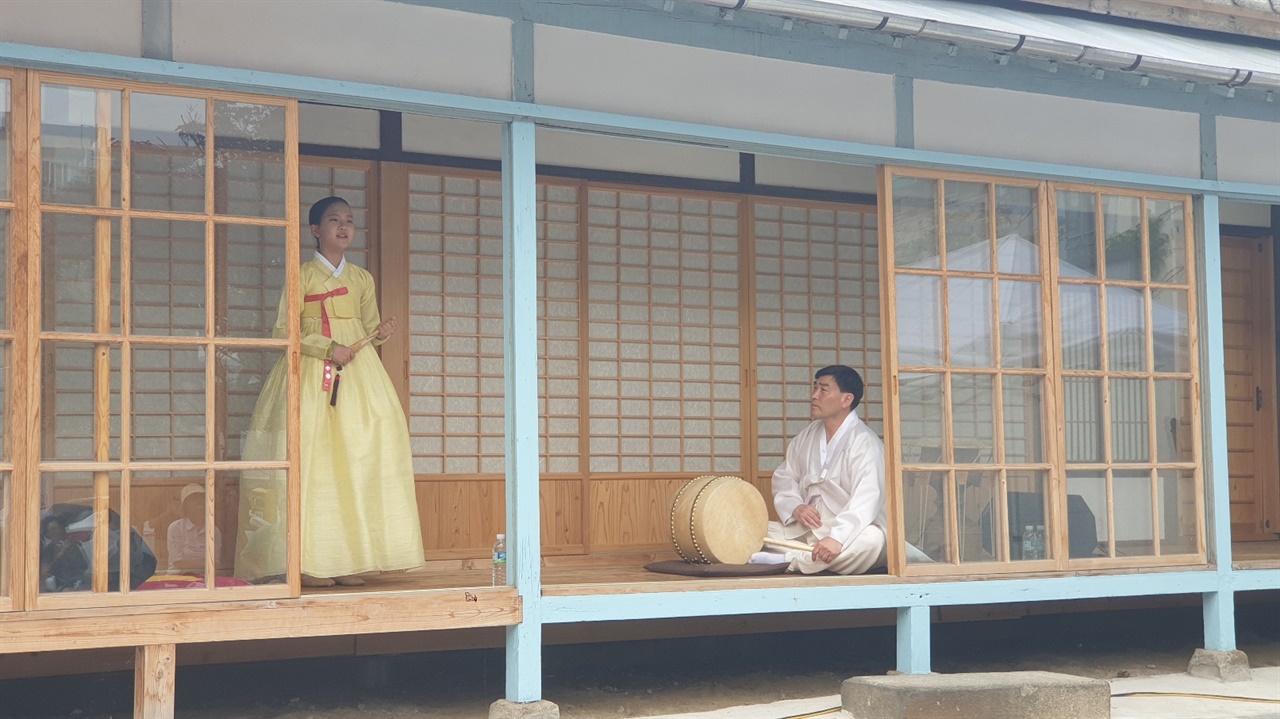 25일 동산초등학교 재학 중인 홍세영 양이 춘향가 이별가 중 '와상우에' 대목을 판소리 공연을 하고 있다. 