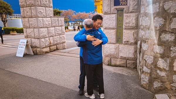   4월 12일, 울산 동구 현대중공업 일산문 앞에서 국민의힘 후보를 누르고 당선된 민주당 김태선 후보가 주민과 인사하고 있다.
