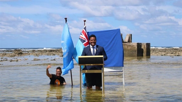 2021년 11월 기후총회 당시 사이먼 코프 투발루 외무장관은 수도 푸나푸티의 해안에서 기후대응을 촉구하는 연설을 했다. 연설한 장소는 한때 육지였으나, 해수면 상승으로 바닷속에 잠겼다.