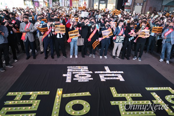  30일 오후 대구 중구 동성로 아트스퀘어 앞에서 열린 의대 정원 증원 규탄 대구경북 의사회의 규탄 집회에서 '한국 의료 부활'이라고 쓴 현수막에 촛불을 올려놓은 의사와 전공의들이 피켓을 들고 구호를 외치고 있다.