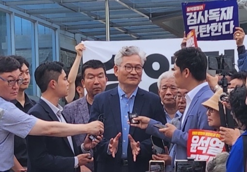 보석으로 풀려난 송영길 대표가 서울구치소 정문 앞에서 기자들과 인터뷰를 했다.