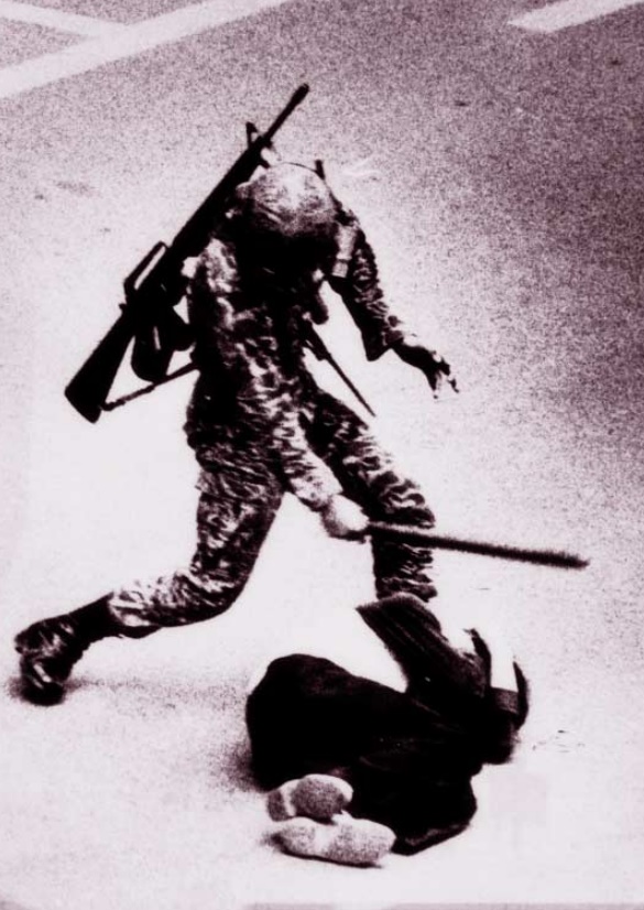 1980년 5월 광주에 투입된 공수부대원이 곤봉으로 시민을 내리치는 모습