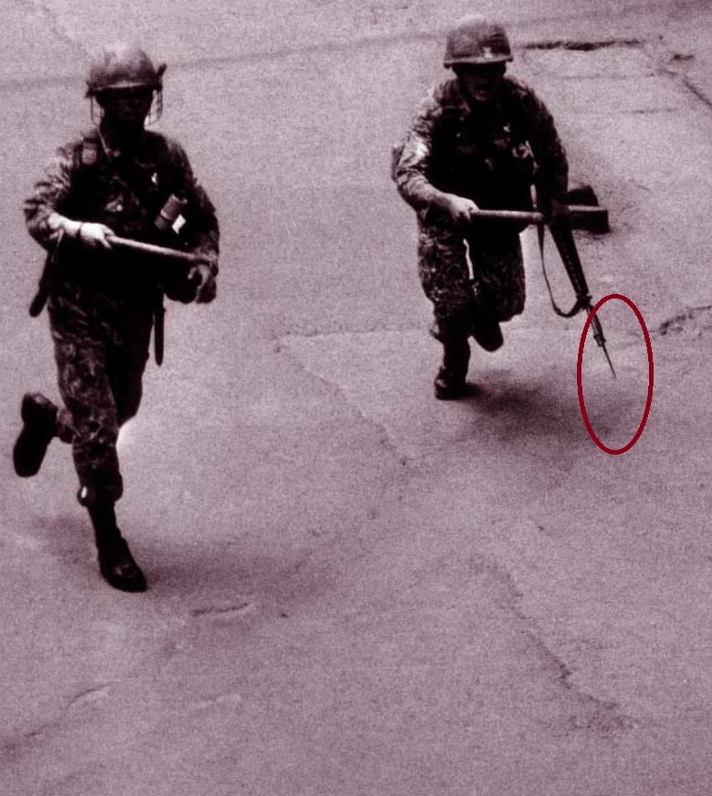 1980년 5월 광주 유혈진압에 투입된 공수부대원들이 총에 대검을 달고 누군가를 맹렬히 쫓고 있는 모습.