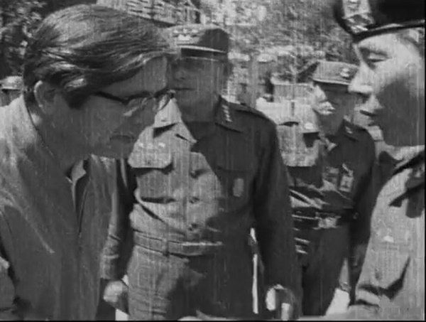 전두환계엄군은 1980년 5월 27일 새벽 전남도청 진압작전을 통해 광주를 유혈진압했다. 진압작전이 끝난 뒤 개선장군처럼 등장한 정호용 당시 특전사령관(오른쪽)에게 장형태 전남지사가 고개 숙여 인사를 하고 있다. 