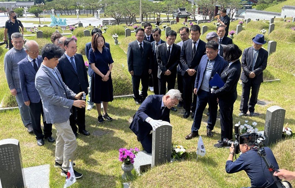  송영길 소나무당 대표가 31일 오전 광주광역시 북구 운정동 국립 5·18민주묘지를 참배하고 있다.