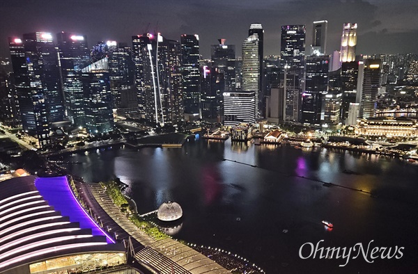 22대 국회에서 발의된 부산 글로벌 허브도시 특별법안이 지향하는 싱가포르의 모습. 마리나베이샌즈 호텔 맞은 편에는 국제적인 금융사들이 밀집해 있다.