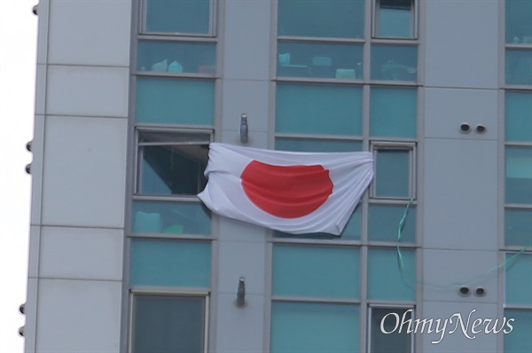 5월 31일 부산 수영구 A 주상복합 아파트의 한 세대 창문에 일장기가 걸려 있다.