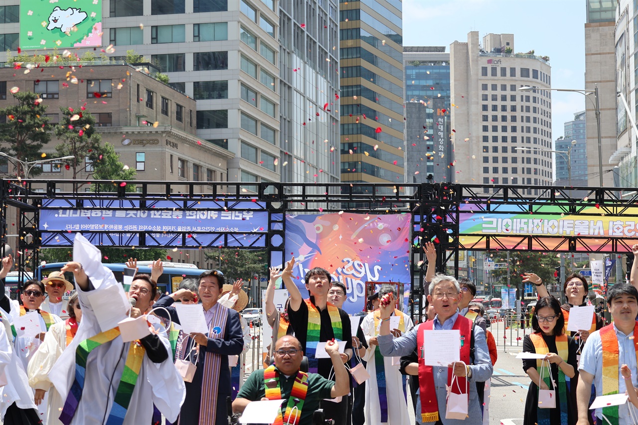 무지개예수에 함께하는 30여 명의 개신교계 목회자들이 서울퀴어문화축제 입구에서 ‘축복하는 사람들의 무지개 축복식’을 진행했다.