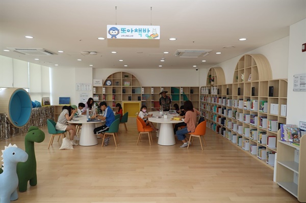 사천시민을 위한 복합문화공간이자, 반룡공원과 연계한 숲속 도서관 개념으로 지어진 사천시립도서관이 6월 1일 정식 개관했다.