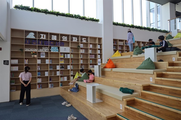 사천시민을 위한 복합문화공간이자, 반룡공원과 연계한 숲속 도서관 개념으로 지어진 사천시립도서관이 6월 1일 정식 개관했다.
