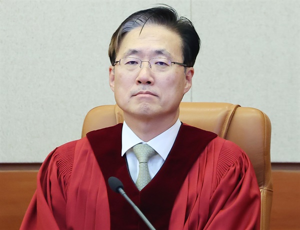 김형두 헌법재판관이 5월 30일 오후 서울 종로구 헌법재판소 대심판정 자리에 앉아 선고 시작을 기다리고 있다