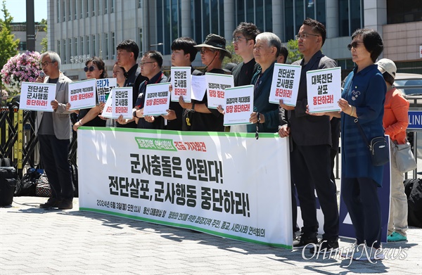 "군사충돌은 안돼! 우리가 원하는 건 평화!" 평화와 연대를 위한 접경지역 주민, 종교, 시민사회 연석회의가 3일 오전 서울 용산구 대통령실 앞에서 '군사충돌은 안된다! 전단살포, 군사행동 중단하라! 접경지역 연석회의 긴급 기자회견'을 열었다. 기자회견 참석자들은 "북한이 남한 민간단체의 지속적인 대북전단 살포에 대해 ‘오물풍선’을 살포하며 맞대응에 나서며, 접경지역의 긴장이 계속 고조되고 주민들의 평화적 생존권도 심각하게 위협받고 있다"며 "위기를 관리할 최소한의 소통장치 조차 부재한 상황에서 갈등과 충돌의 위험을 높이는 군사행동은 중단되어야 하며 정부는 대북 전단 살포에 대해 적극적인 대응책을 마련할 것"을 촉구했다.