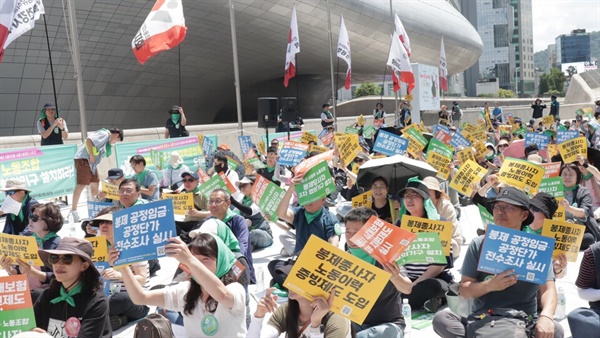 화섬식품노조 수도권지부가 1일 오후 서울 중구 동대문디자인플라자 앞에서 결의대회를 열고 ‘2024 봉제인 5대 요구 실현’을 촉구했다.