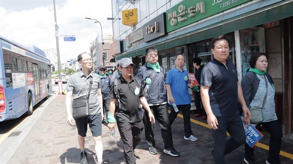 서울봉제인지회 조합원들이 5대 요구가 적힌 버튼을 달고 평화시장 일대를 행진하고 있다.