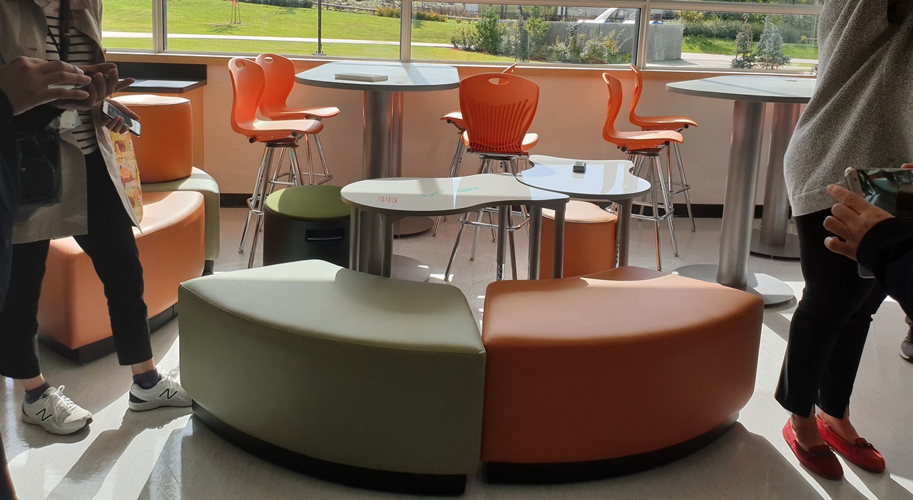 캐나다 브리티스 컬럼비아주에 있는 학교의 교실, 학생들의 차이를 존중하기 위한 다양한 책상과 의자가 마련되어 있다.