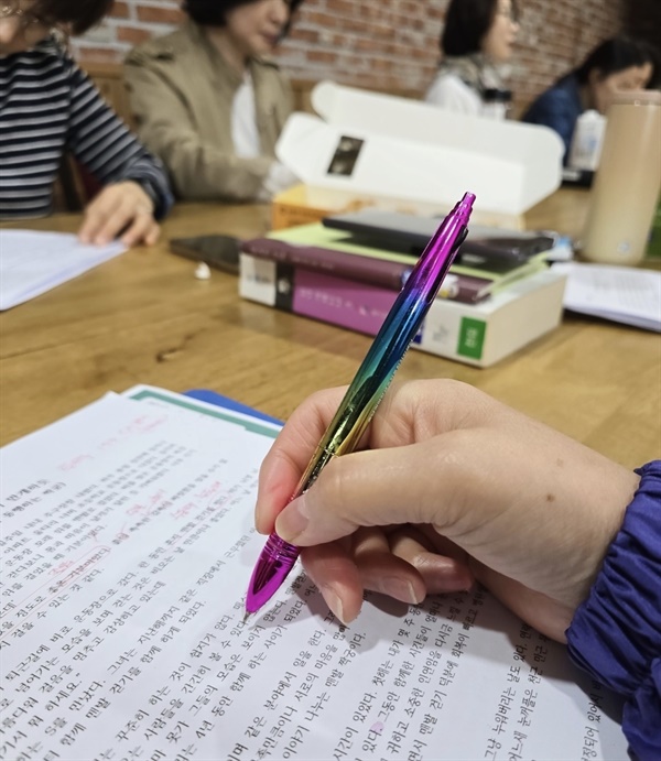   배지영 작가님의 에세이글쓰기 강의를 듣고 있는 필자의 모습.