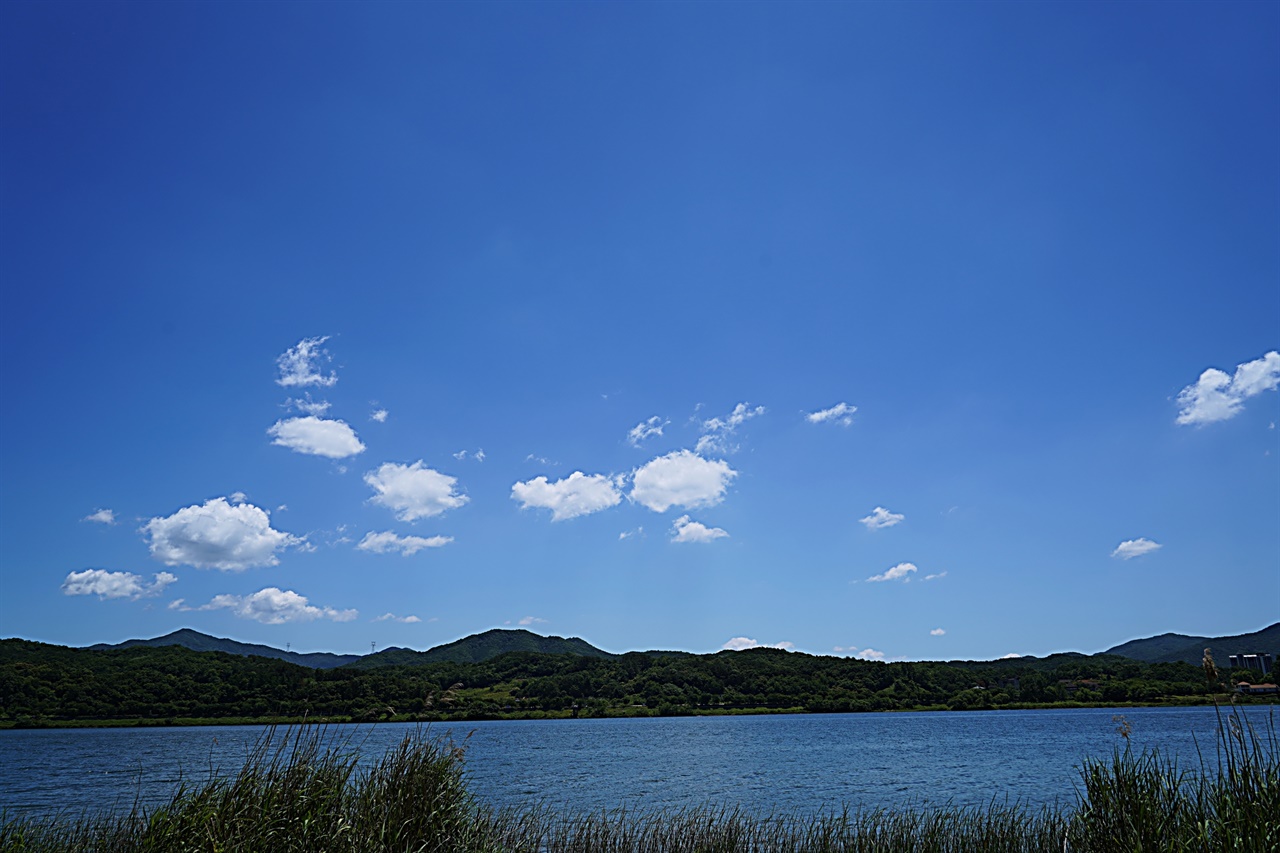 북한강변 풍경, 파란 하늘과 구름이 그림같다.