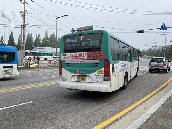 ‘장외리, 오리골’ 버스정류장에 정차한 330번 버스가 차고지로 돌아가고 있다.