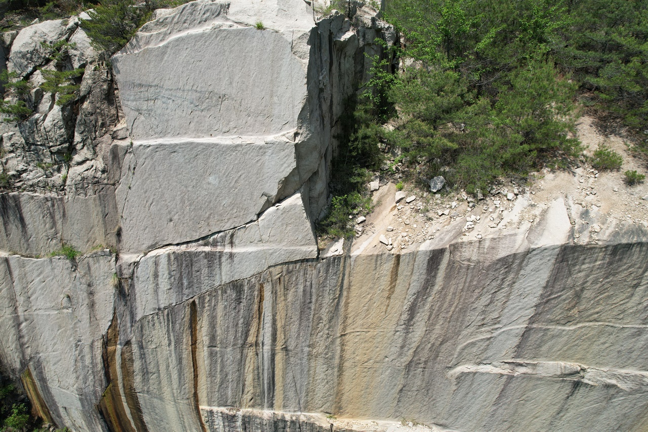 페광 후 방치된 암반 곳곳에 균열이 발생하고 있다. 거대한 낙석이 절벽 아래로  떨어지기도 한다. 